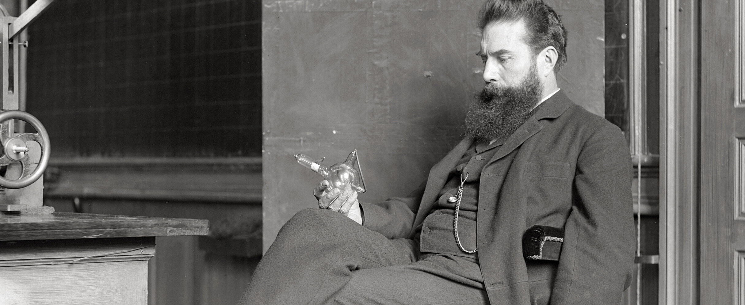 Foto zeigt Wilhelm Conrad Röntgen im Hörsaal in Würzburg, 1898.