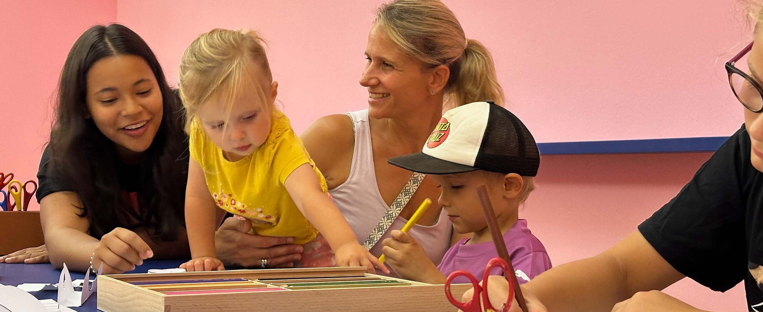 Spielende Kinder im Workshop-Raum