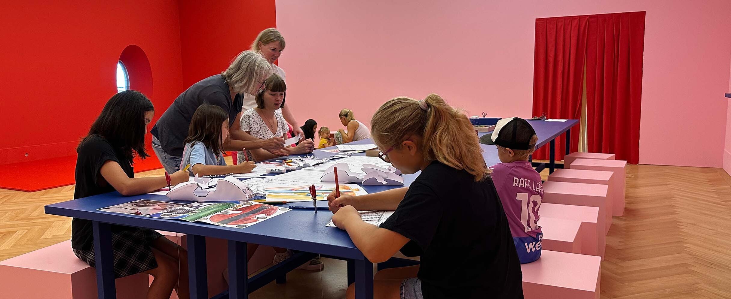 Spielende Kinder im Workshop-Raum