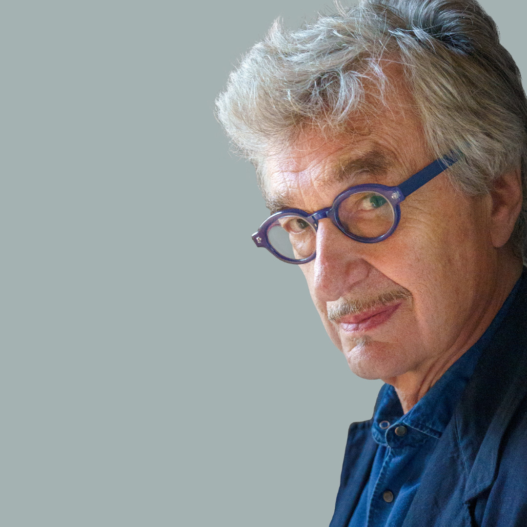 Wim Wenders mit Brille und Schnäuzer blickt in die Kamera