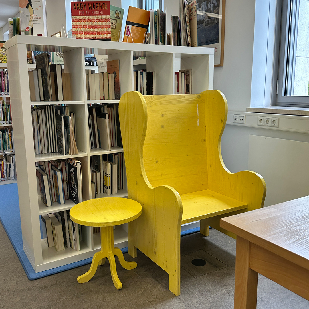 Foto zeigt gelben Stuhl in der Bibliothek.