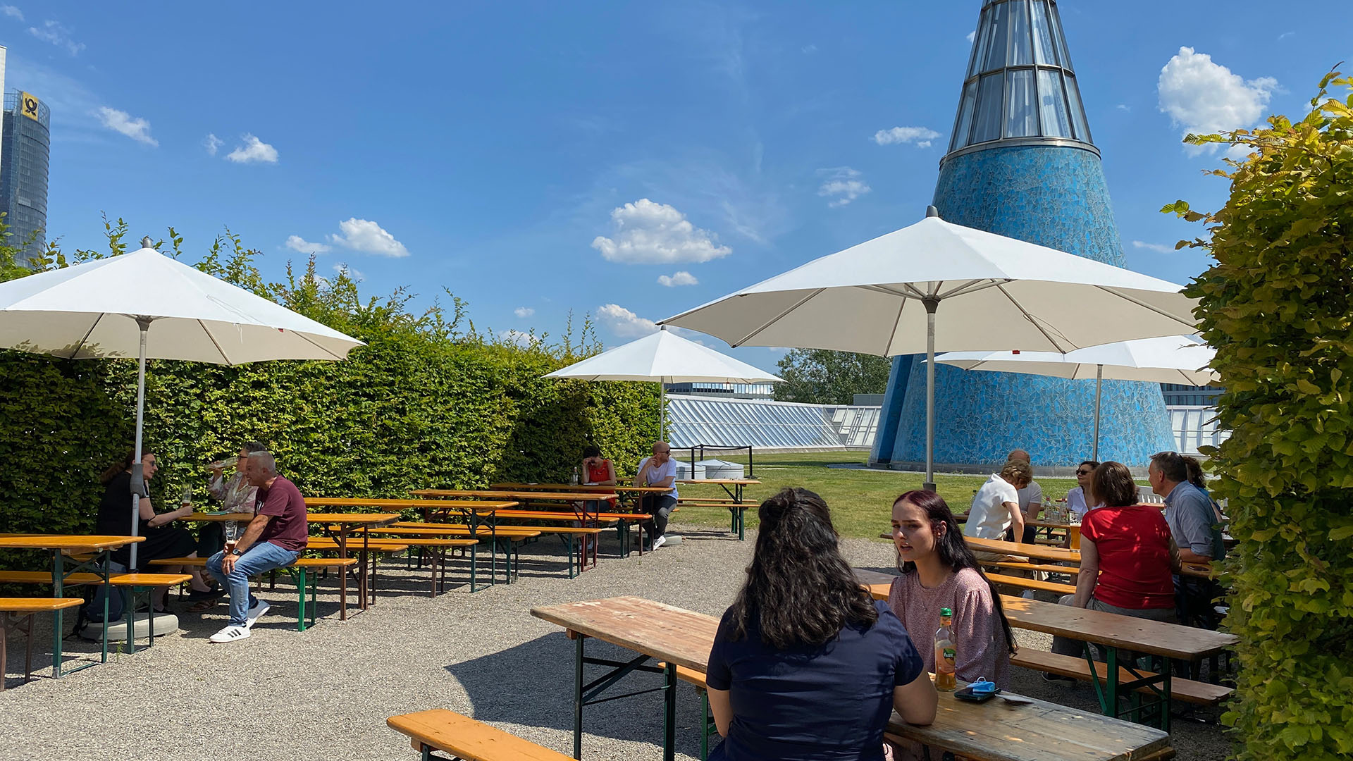 Foto zeigt den Biergarten auf dem Dach der Bundeskunsthalle.